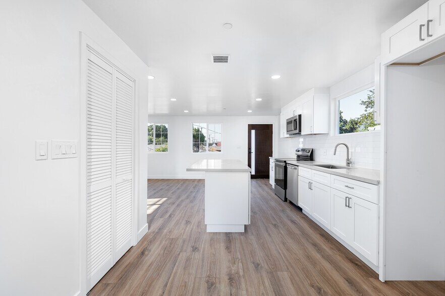 More Photos Of 496 E 52nd St, Long Beach Multifamily For Sale