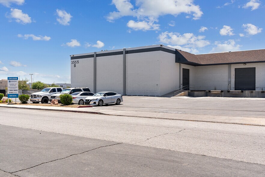 More Photos Of 3555 W Quail Ave, Las Vegas Warehouse For Lease