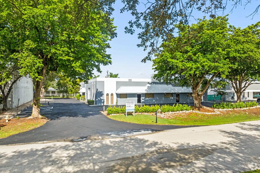 More Photos Of 4408 Corporate Sq, Naples Manufacturing For Sale