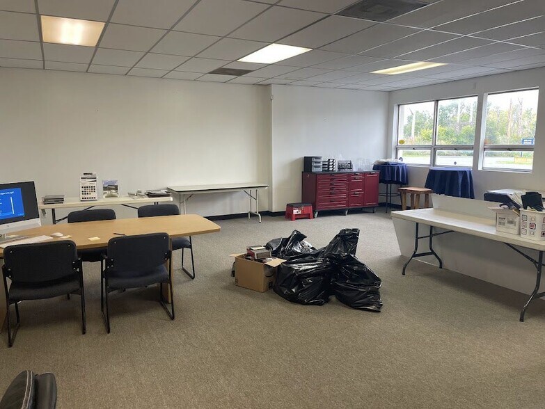 More Photos Of 114-118 Boss Rd, Mattydale Showroom For Lease