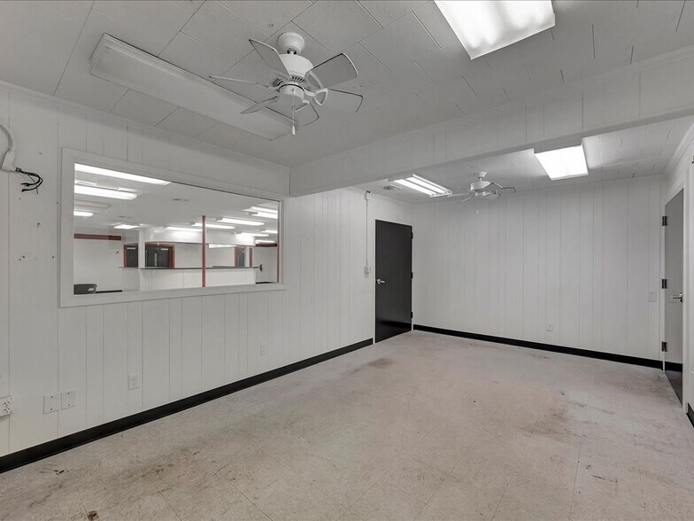 More Photos Of 3804 South St, Nacogdoches Warehouse For Sale