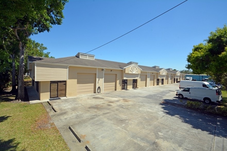 More Photos Of 920-936 36th Ct SW, Vero Beach Warehouse For Lease