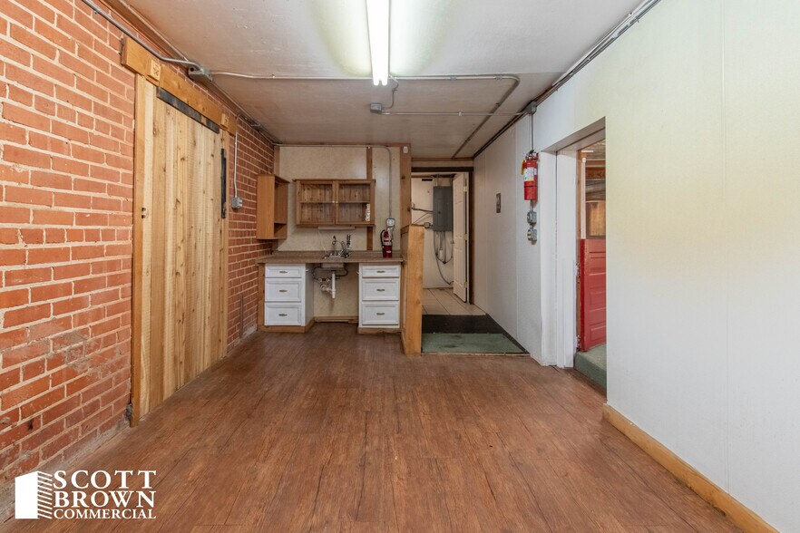 More Photos Of 108 W Hughes St, Collinsville Freestanding For Lease