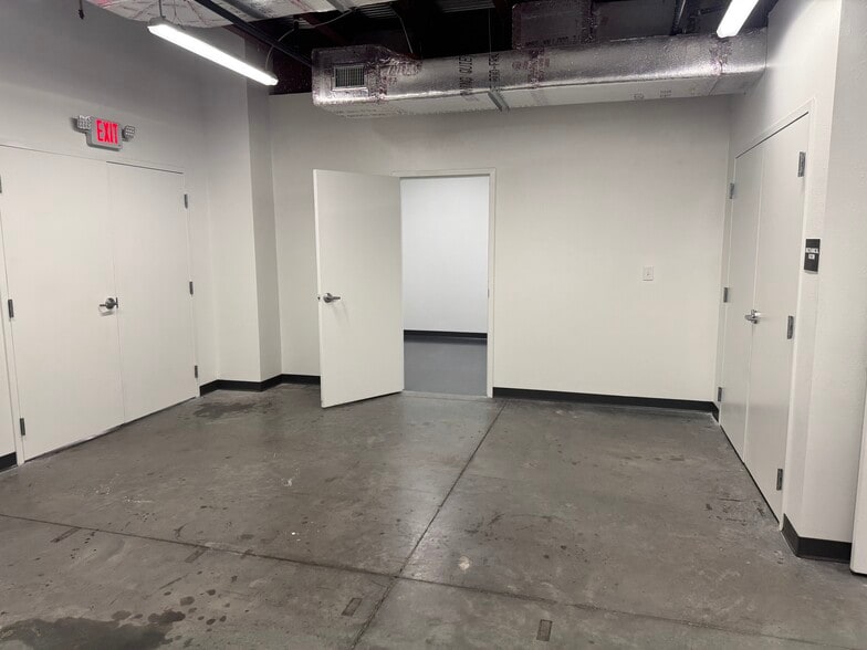 More Photos Of 7585 Sportsman Club Rd, Jacksonville Warehouse For Lease