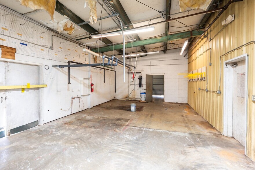 More Photos Of 221 Fabritek Dr, Columbus Manufacturing For Sale