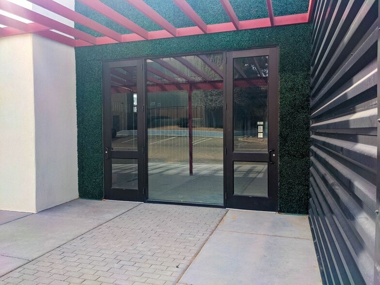 More Photos Of 2500 Yale Blvd SE, Albuquerque Storefront Retail Office For Lease