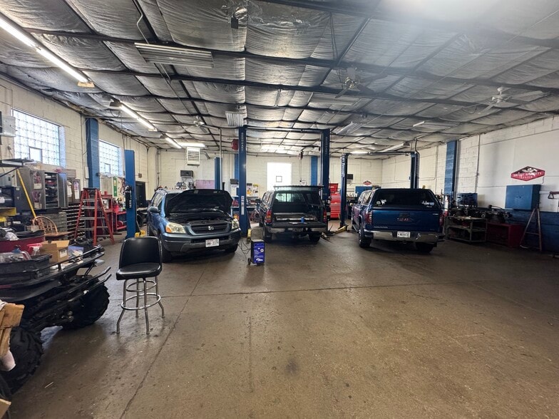 More Photos Of 1101 Niagara St, Waukesha Auto Repair For Sale