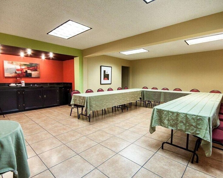 More Photos Of 900 N Yarbrough Dr, El Paso Hotel For Sale