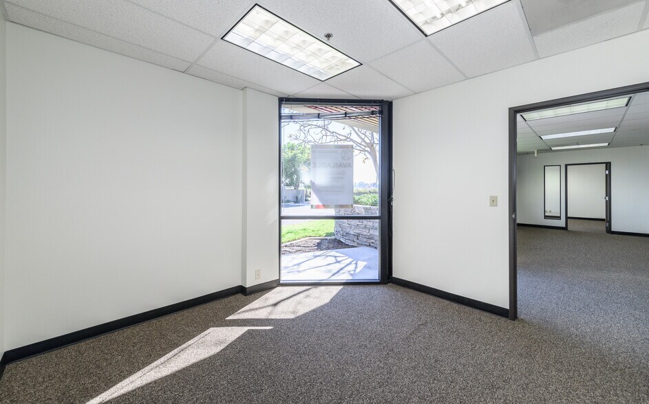 More Photos Of 380-384 Clinton St, Costa Mesa Manufacturing For Lease