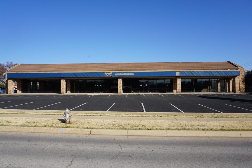 700 W Bedford Euless Rd, Hurst, TX 76053 Flex/R&D For Lease