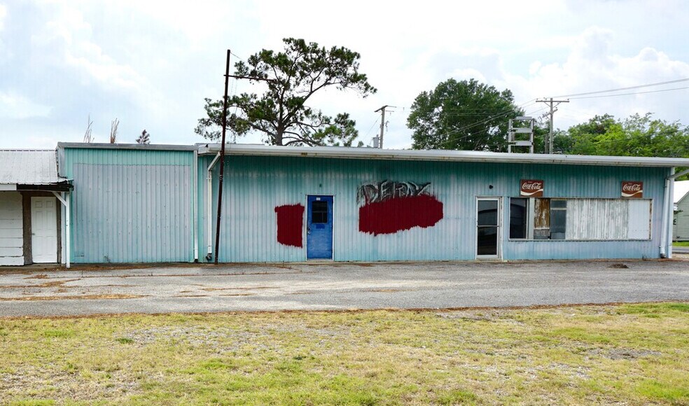 Primary Photo Of 906 Third St, Lake Arthur Light Manufacturing For Sale