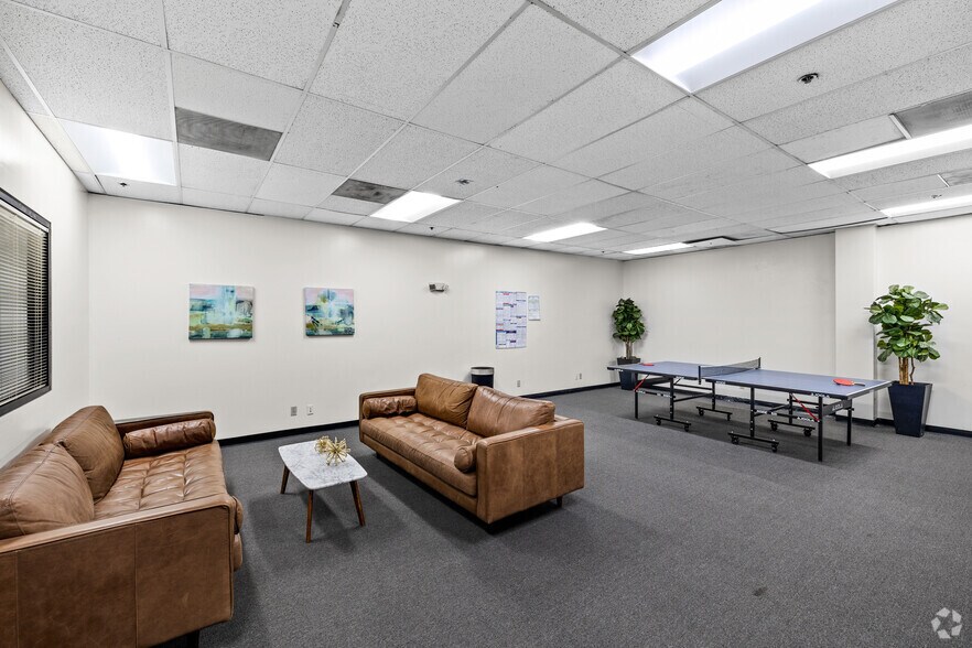 More Photos Of 21350 Lassen St, Chatsworth Warehouse For Lease