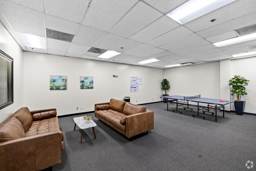 More Photos Of 21350 Lassen St, Chatsworth Warehouse For Lease