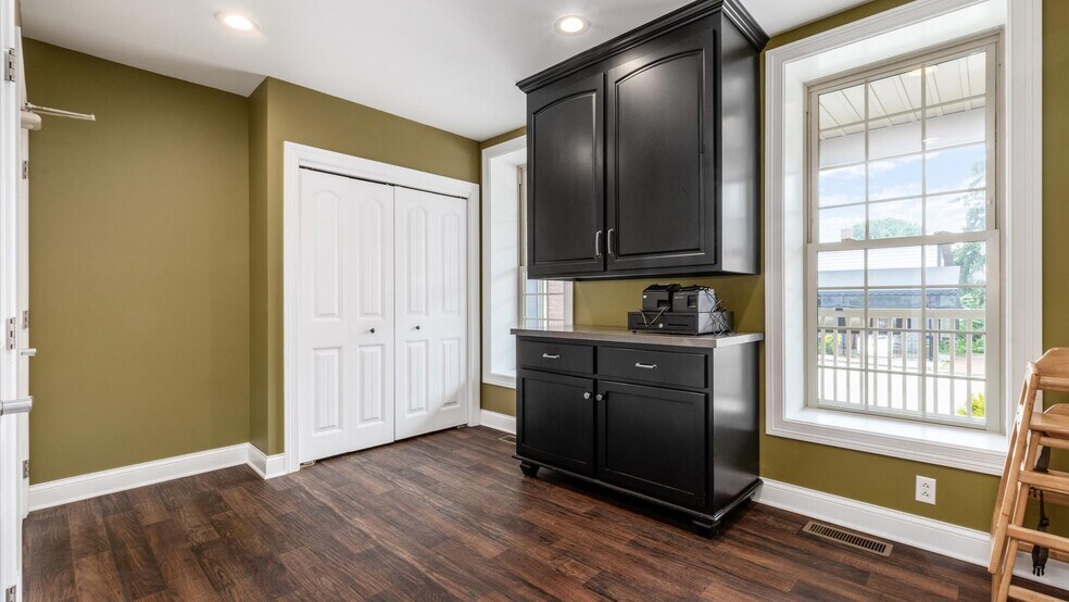 More Photos Of 120 W Main St, Somerset Flex For Sale