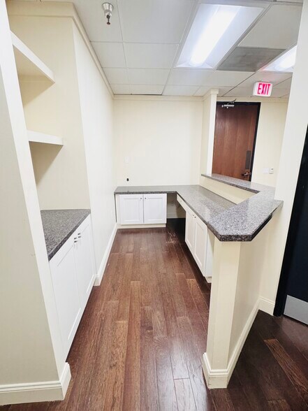 More Photos Of 21731 Ventura Blvd, Woodland Hills Medical For Lease