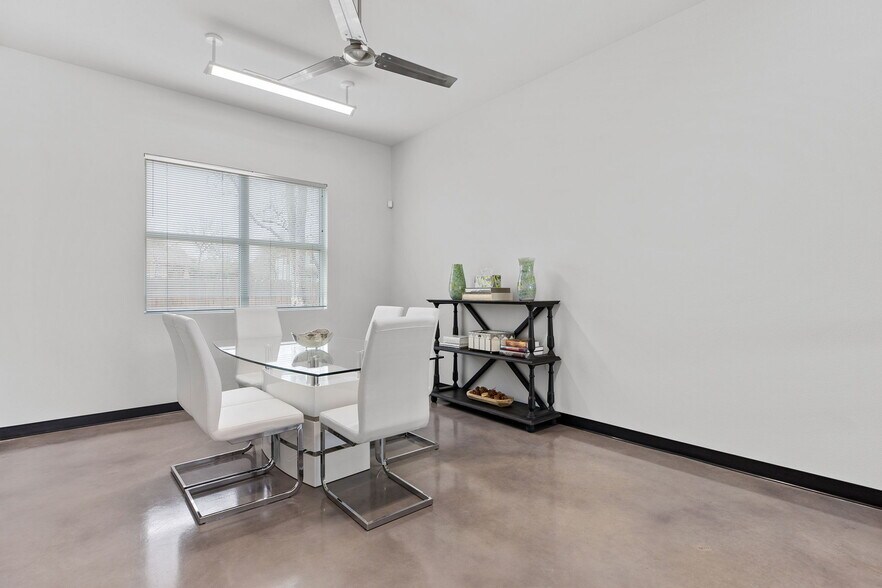 More Photos Of 6000 Menchaca Rd, Austin Unknown For Lease