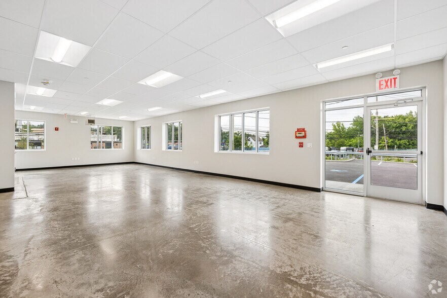 More Photos Of 2577 Forest Ave, Staten Island Truck Terminal For Lease