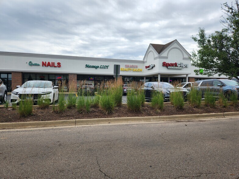 More Photos Of 355-405 N Eola Rd, Aurora Unknown For Lease