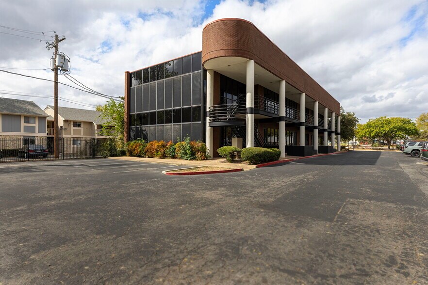 More Photos Of 2579 Western Trails Blvd, Austin Office For Sale
