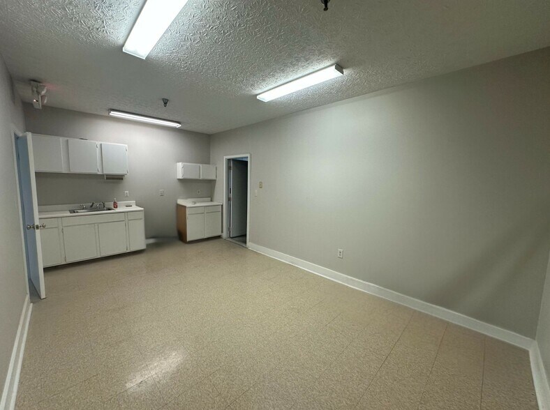 More Photos Of 154 Andrew Dr, Stockbridge Warehouse For Lease