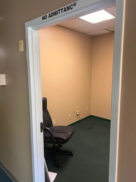 More Photos Of 1785 Grassland Pky, Alpharetta Showroom For Lease