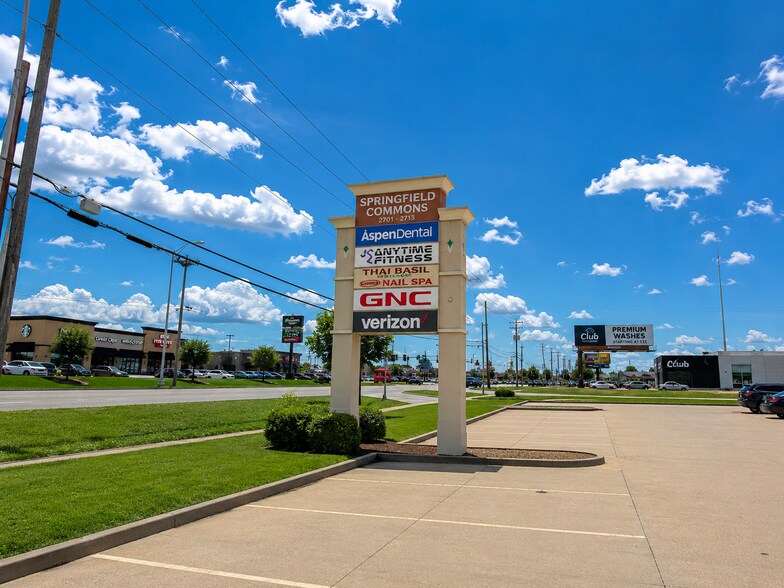 More Photos Of 2701-2711 N Dirksen Pky, Springfield General Retail For Lease