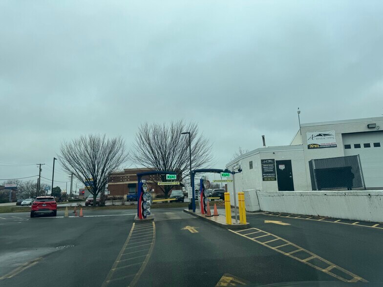 More Photos Of 527 N Green Bay Rd, Waukegan Carwash For Sale