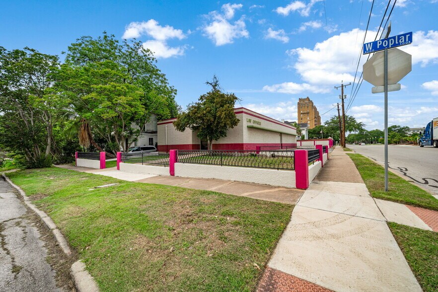 More Photos Of 201 W Poplar St, San Antonio Medical For Sale