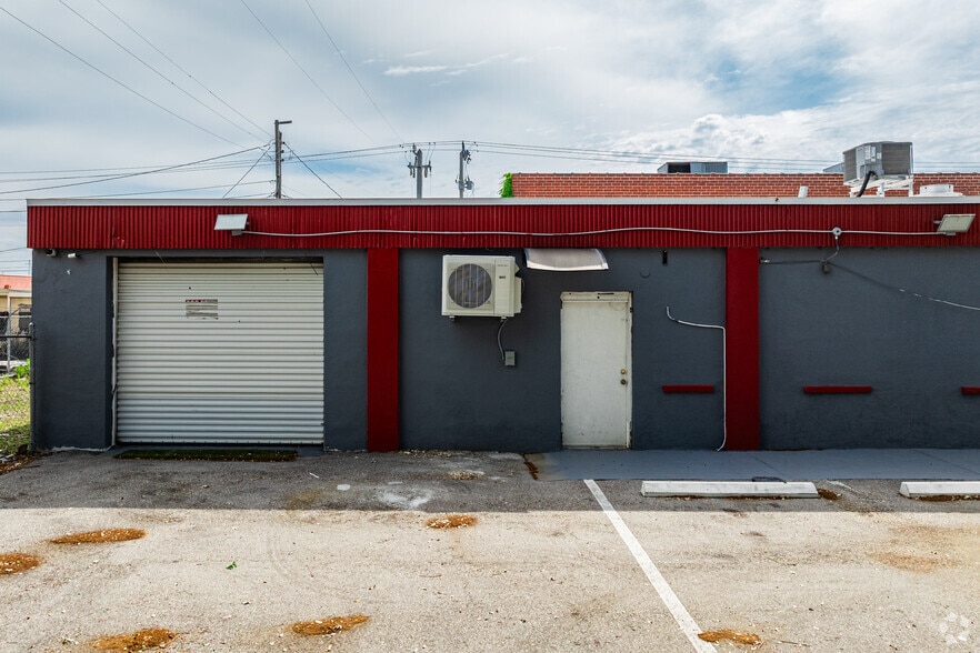 More Photos Of 2467-2469 Edison Ave, Fort Myers General Retail For Sale