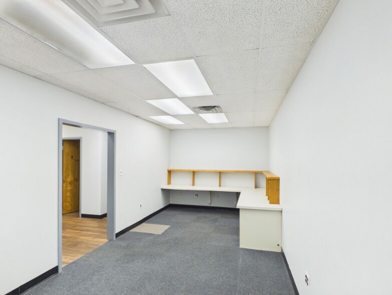 More Photos Of 305 Commerce Dr, Exton Light Manufacturing For Sale