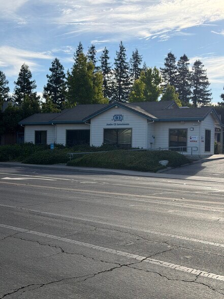 Primary Photo Of 1320 N Lincoln St, Dixon Office For Sale