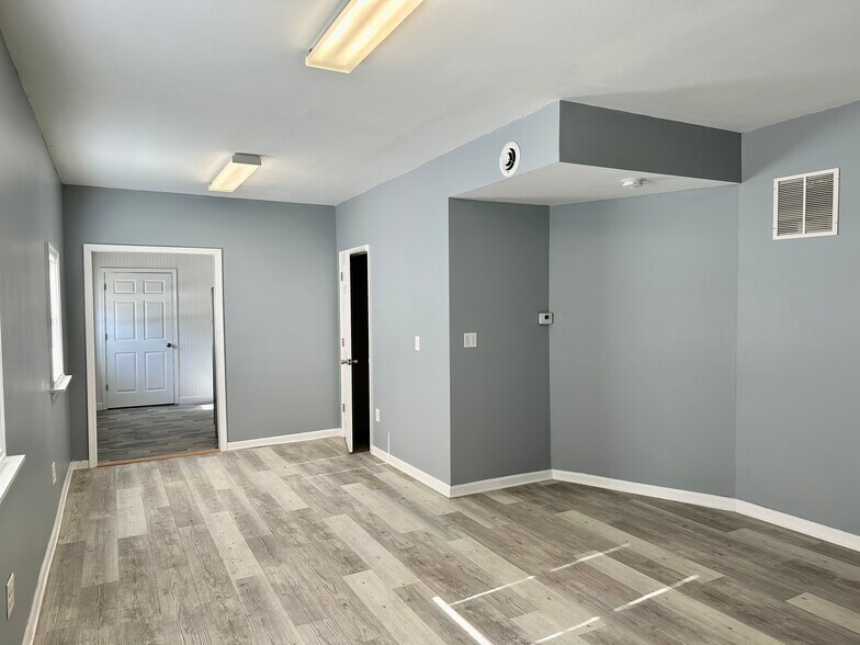 More Photos Of 80 Beauchamp Dr, Elkton Flex For Lease
