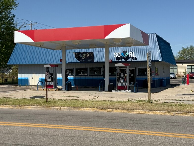 Primary Photo Of 123 S Washington St, Wyocena Convenience Store For Sale