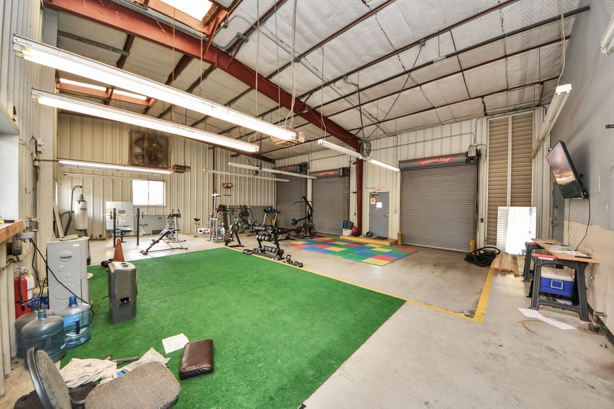More Photos Of 10814 Woodedge Dr, Houston Warehouse For Sale