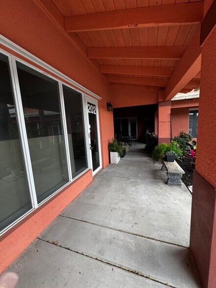 More Photos Of 10650 Metro Pky, Fort Myers Showroom For Lease