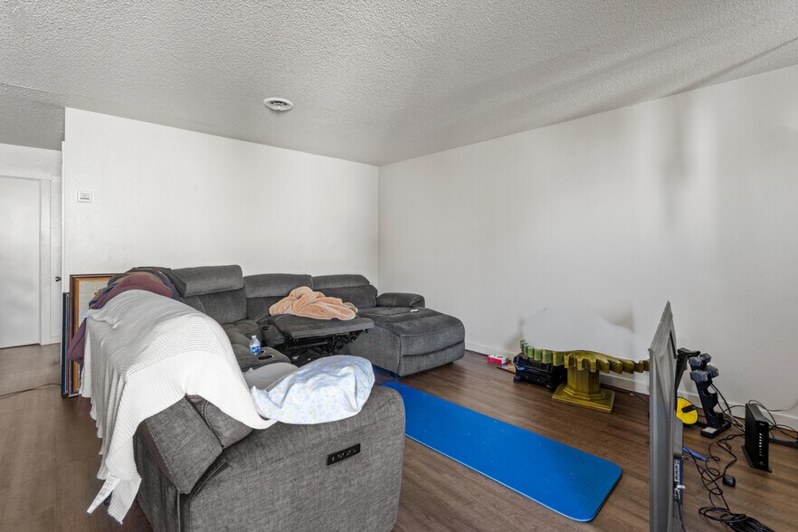 More Photos Of 2020 S Dora St, Ukiah Apartments For Sale