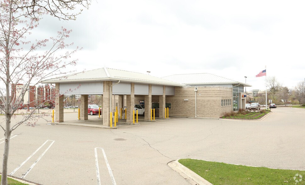 More Photos Of 19450 Haggerty Rd, Livonia Bank For Lease