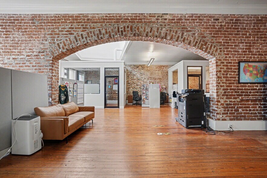 More Photos Of 12 E Bay St, Savannah Storefront Retail Office For Lease