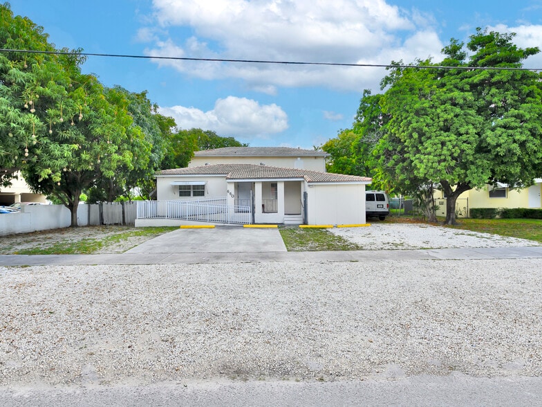 More Photos Of 660 Miller Dr, Miami Springs Research And Development For Sale