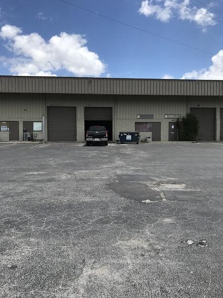 More Photos Of 6127-6157 Cyril Ave, Orlando Manufacturing For Lease