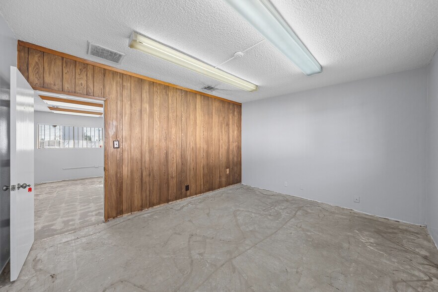 More Photos Of 5146 Maine Ave, Baldwin Park Flex For Lease