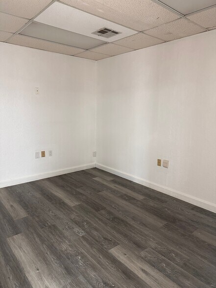 More Photos Of 11102 N Stratford Dr, Oklahoma City Office For Lease