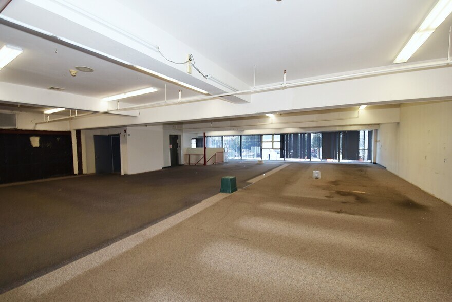 More Photos Of 300 Willis Ave, Mineola Storefront Retail Office For Lease