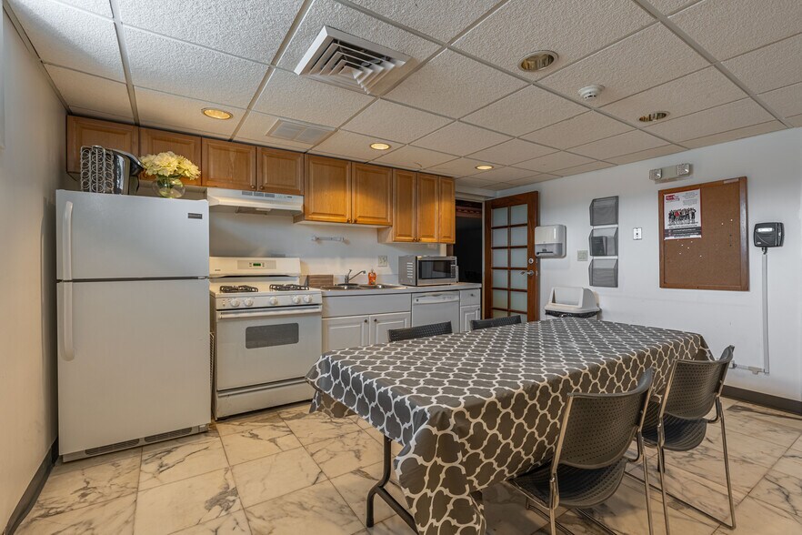 More Photos Of 330 W Frontage Rd, Northfield Medical For Lease