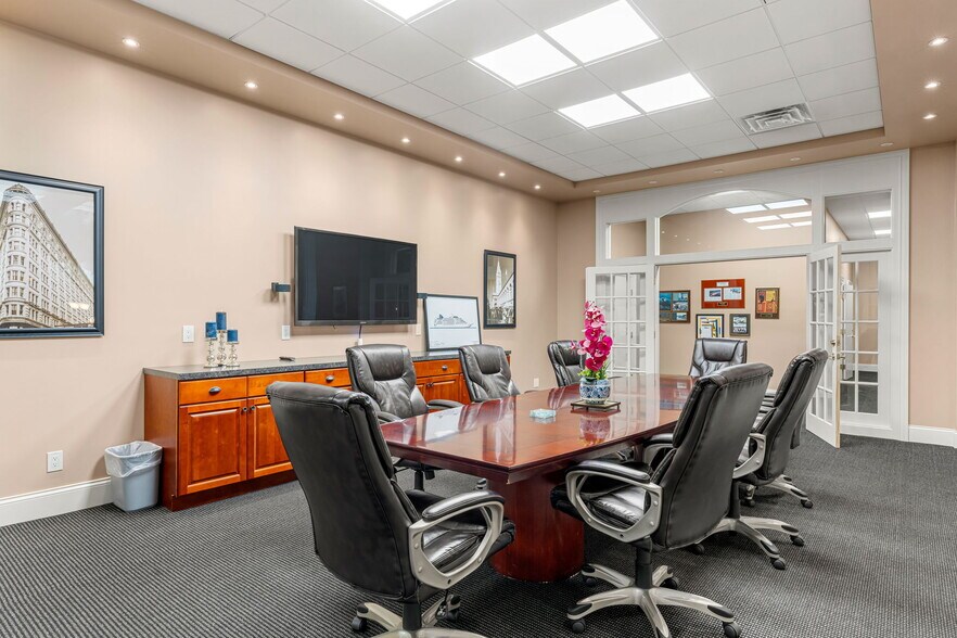 More Photos Of 222 Pearl St, New Albany Office Residential For Lease