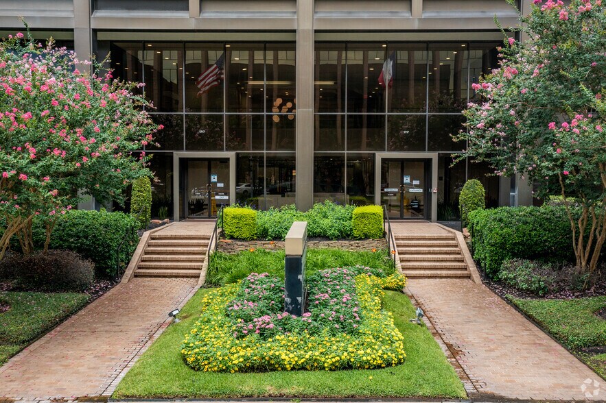 More Photos Of 1717 St. James Place, Houston Office For Sale