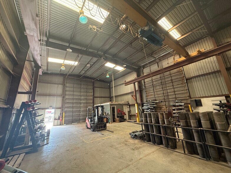 More Photos Of 1602 S Midkiff Rd, Midland Warehouse For Lease