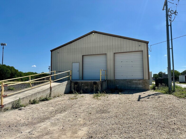 More Photos Of 200-232 W New Braunfels St, Seguin Warehouse For Lease