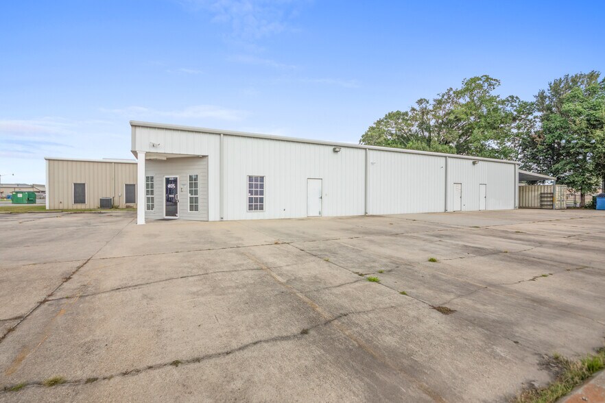 More Photos Of 106 Abigayles Row, Scott Warehouse For Sale