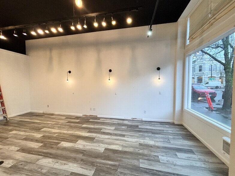 More Photos Of 265 S Main St, Independence Storefront Retail Office For Sale